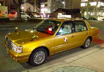 金色タクシー初代.png